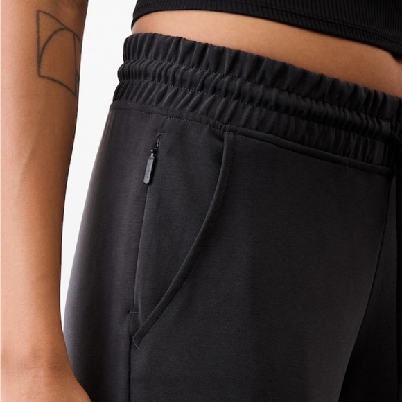 Barely Worn Athleta Seasoft Mid Rise Straight Pants Black Size XS Petite - Picture 4 of 7